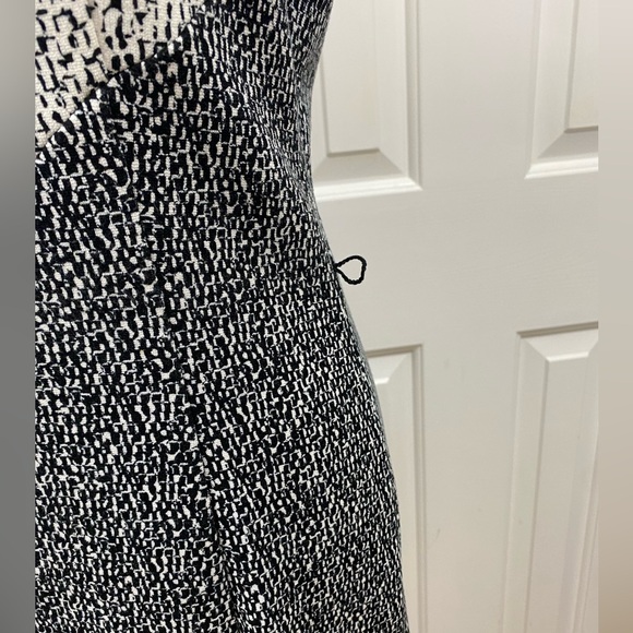 WHBM hombre V Black & White design dress granular print. Lined and well made. 6 - Picture 11 of 14
